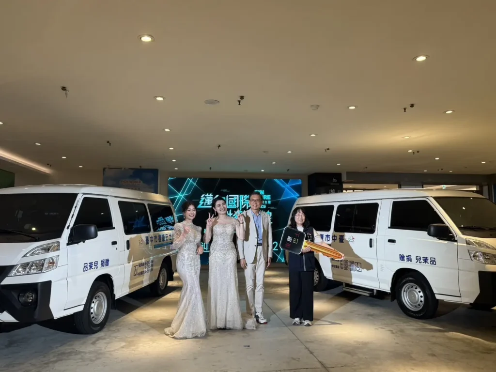 傳遞愛心能量　品茉兒公司捐贈2輛復康巴士助台中身障朋友行的無礙