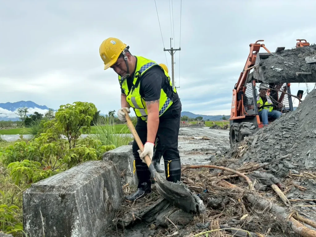 基隆馳援花蓮　12車隊22人日夜奮戰　搶通1公里以上道路
