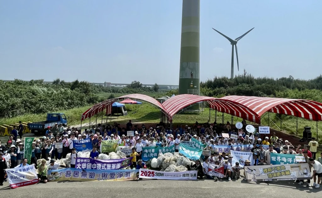 近千人響應淨灘 中市環保局推動「煙蒂不落地-減塑好生活」
