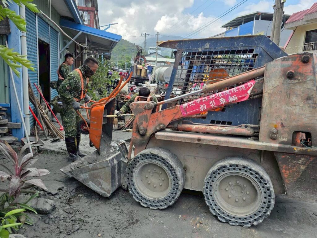新北出動20輛機具支援　協助花蓮光復地區　加速災後環境復原