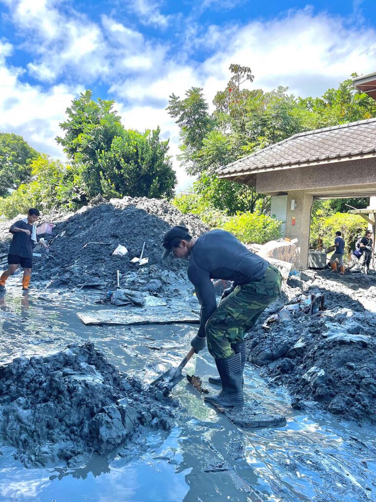 健體男團-eros-單飛成員 rock-李振瑋驅車南下花蓮投入災區盡一份心力