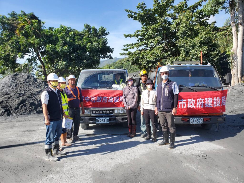 台中隊續馳援花蓮！　中市府救災團員舉家入志工「鏟子超人」行列-義舉當地民眾動容