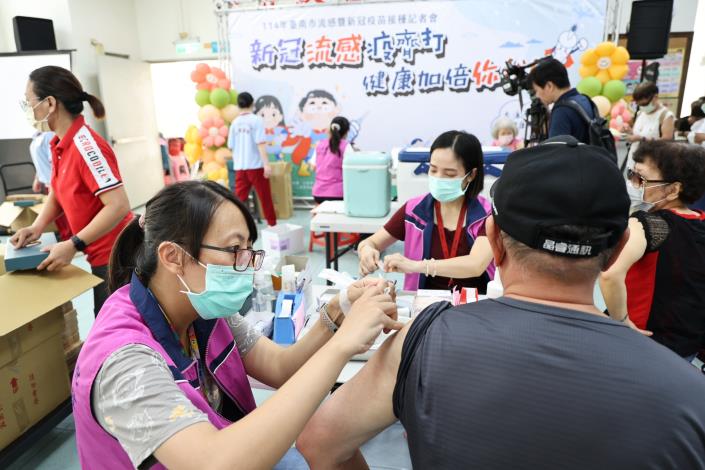 台南市10月1日同步開打新冠與流感疫苗-黃偉哲籲把握接種時機