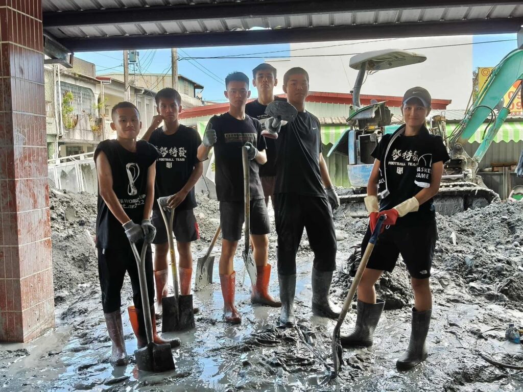 暖心！復興高中足球小將　自費馳援花蓮助災民清家園