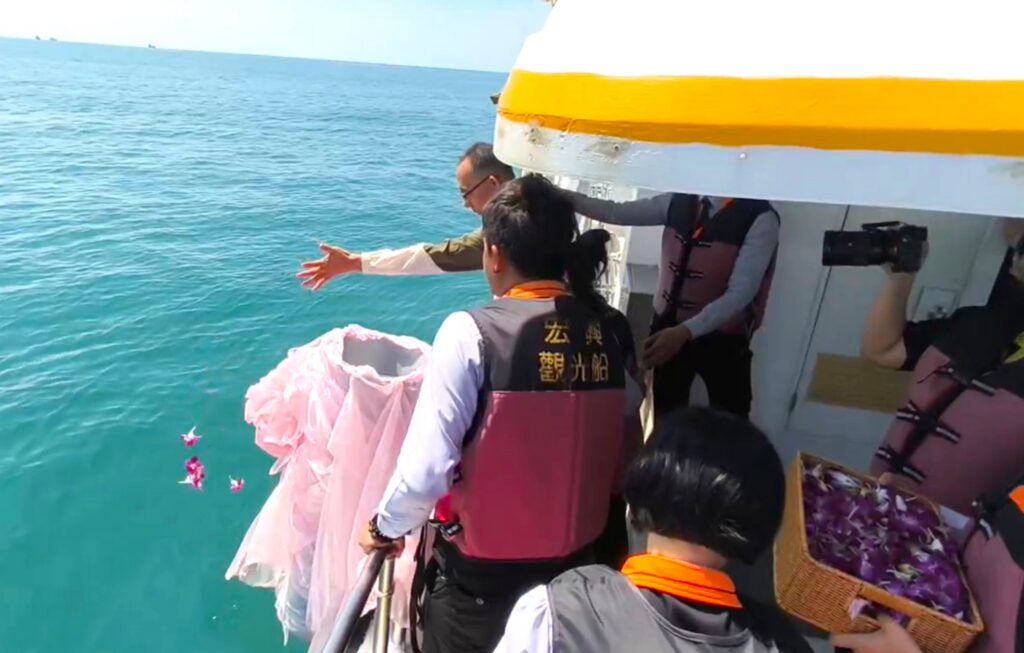 中彰投苗雲聯合海葬梧棲漁港啟航 19名先行者安息大海