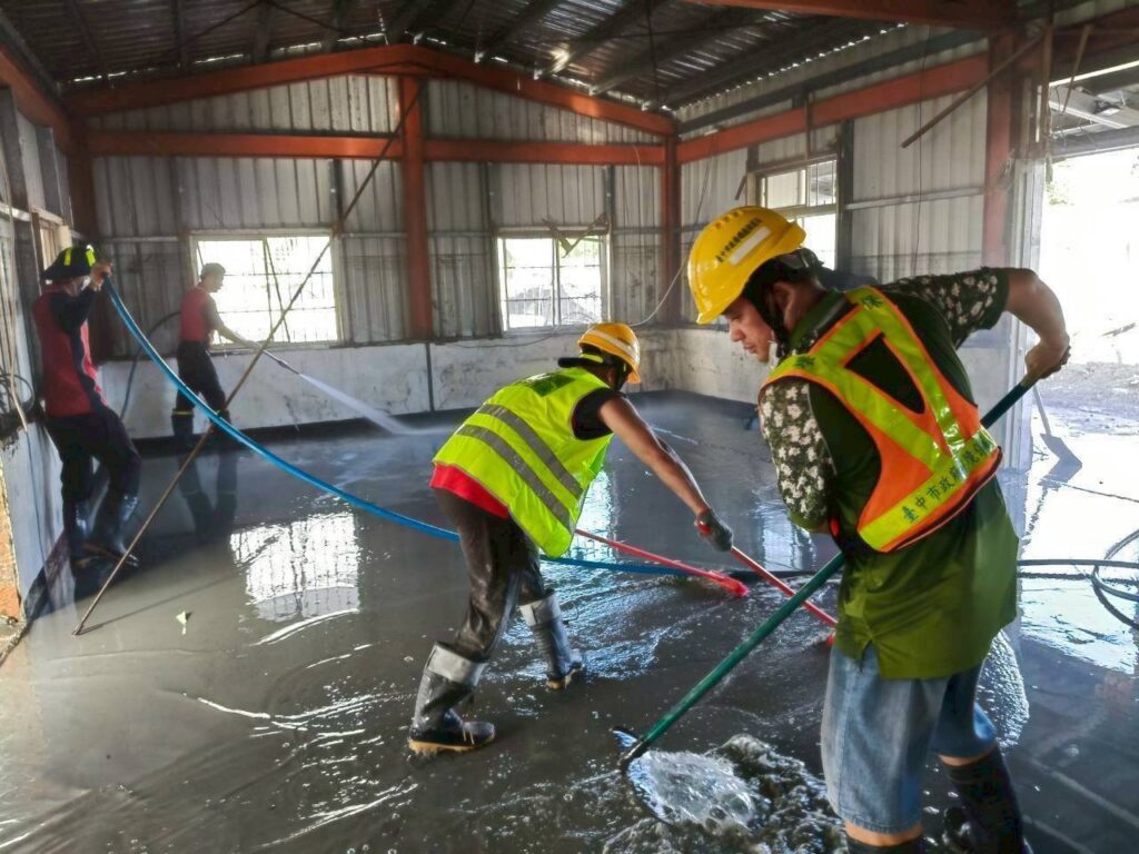 中市環保局攜手民力加派清溝車　強力水柱助花蓮居民重整家園