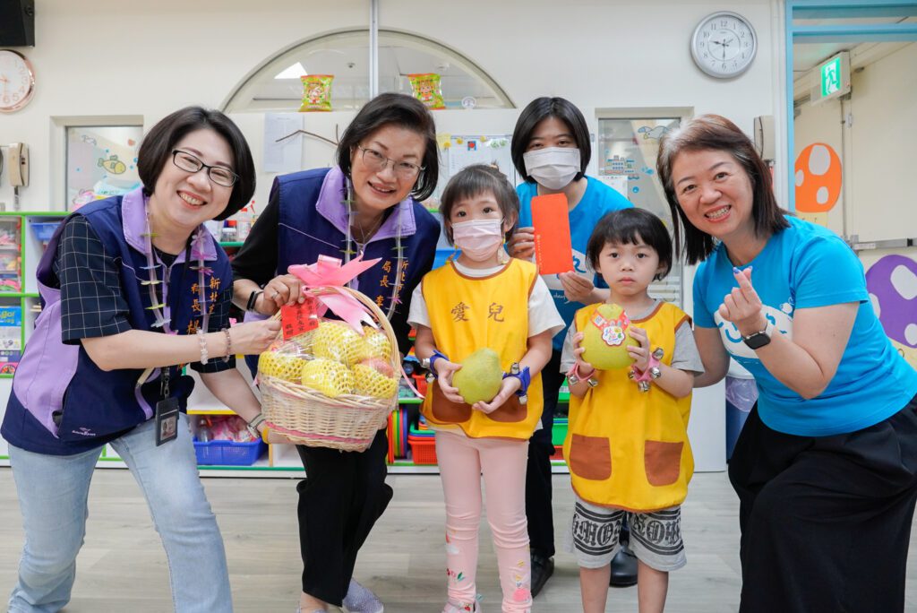 新北社會局長李美珍慰訪愛兒等7家機構 代表市長致贈秋節加菜金及蘋果