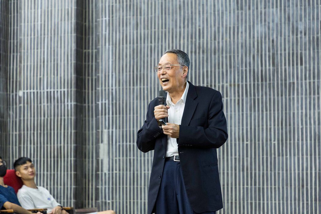 宏碁創辦人施振榮海大演講 勉勵學子不斷學習、勇於挑戰