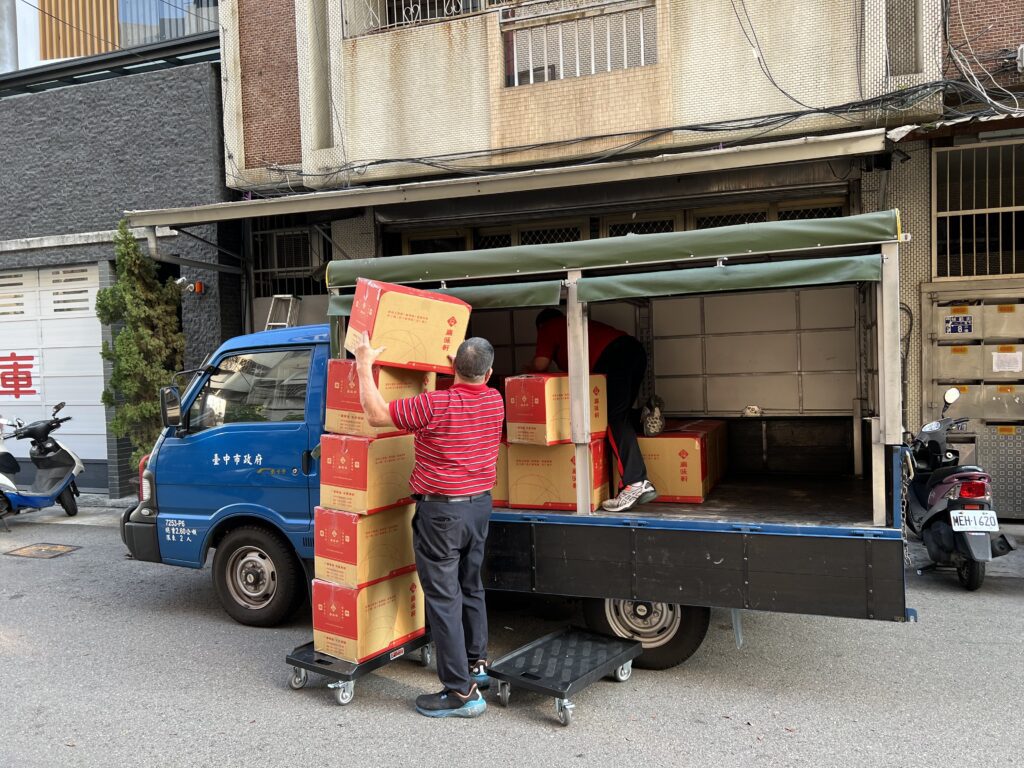 台中市府專車送達花蓮！在地企業嘉味軒捐贈6000片太陽餅獻暖　盧致謝讚義舉