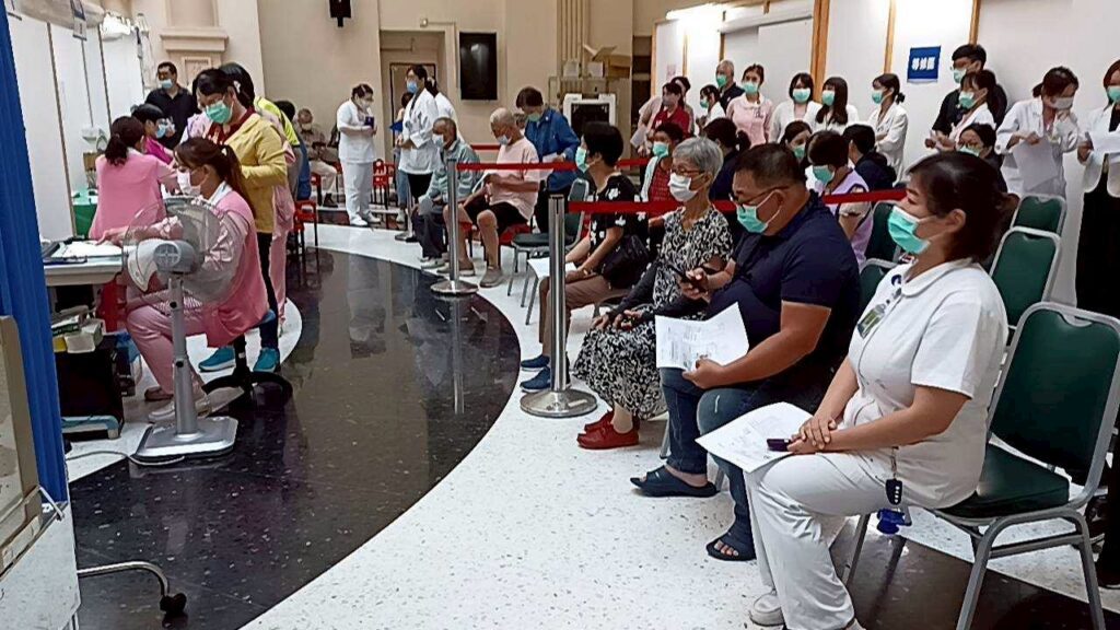 新冠流感公費疫苗今起開打 民生醫院免掛號費疫苗專診服務同步啟動