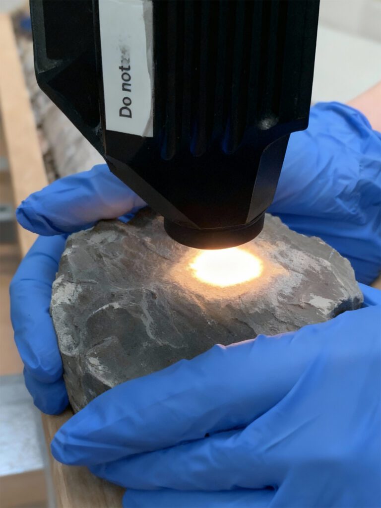 海大助理教授潘惠娟跨國團隊首創光譜取樣技術　解密16世紀沉船陶瓷故事