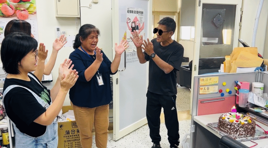 街友自立變身保全幹部　贈中市社工生日蛋糕感謝扶持