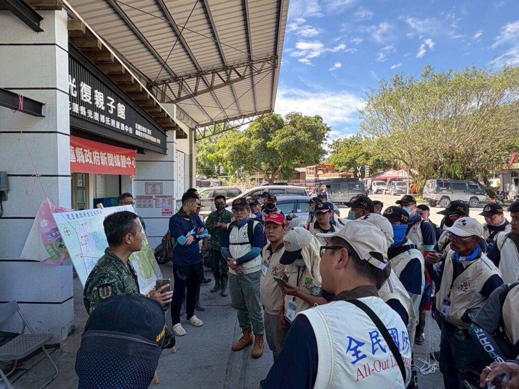 同島一命！高雄後備「鏟子超人」挺進花蓮　助災民重建家園