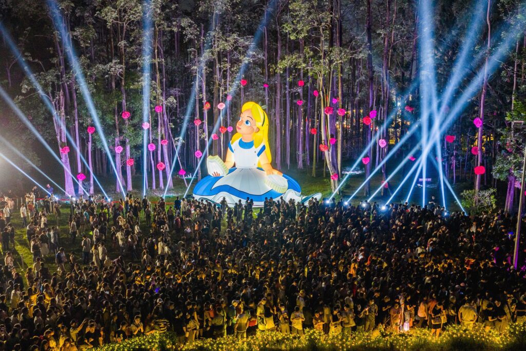 奇幻登場！嘉義「光織影舞」變身愛麗絲魔法世界　9米高裝置閃耀北香湖