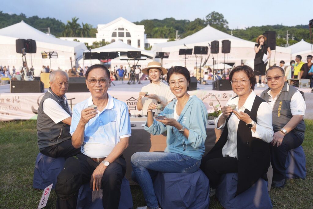 南投茶博人潮湧現　千人茶會盛大登場-熱鬧非凡