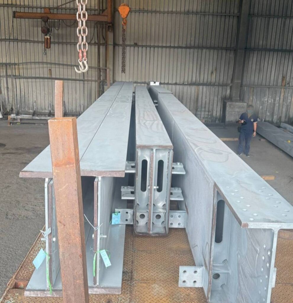 高雄吊掛鋼架出狀況 當場砸死1女、1男骨折