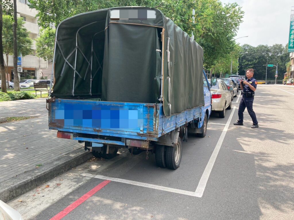 全市巡查蒐證！　中市府祭鐵腕打擊「無牌車」占用車格-第一時間拖吊清除