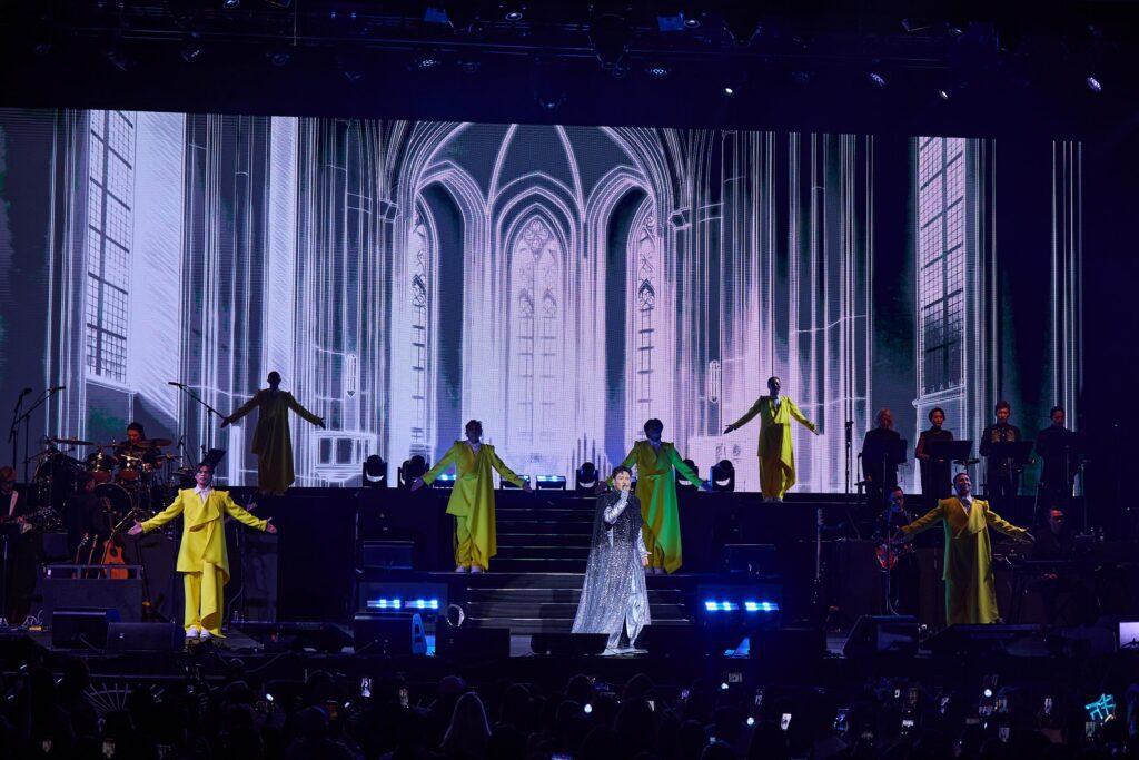 張信哲唱進國際地標紐約站「麥迪遜花園廣場」首次用『走路上班』方式到演唱地點