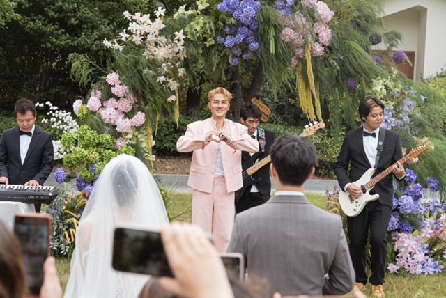 吳克群突襲素人婚禮現場-親送999紅包-唱新歌甜度破表浪漫祝福全場