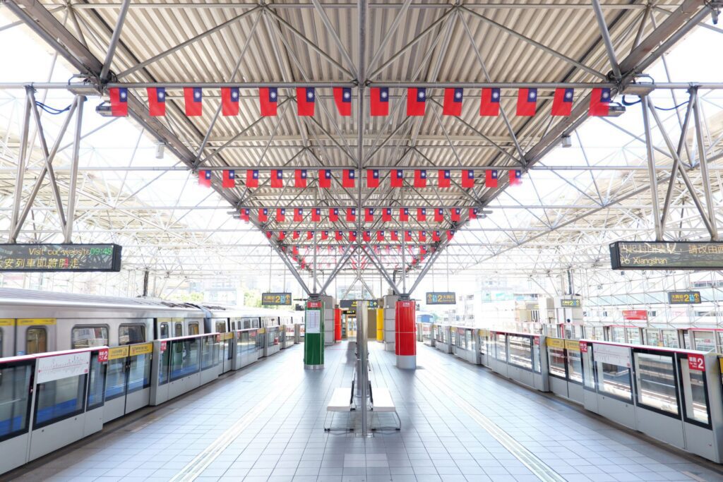 北捷國慶主題列車上路！15車站國旗飄揚　半戶外月台旗映天空成絕美風景