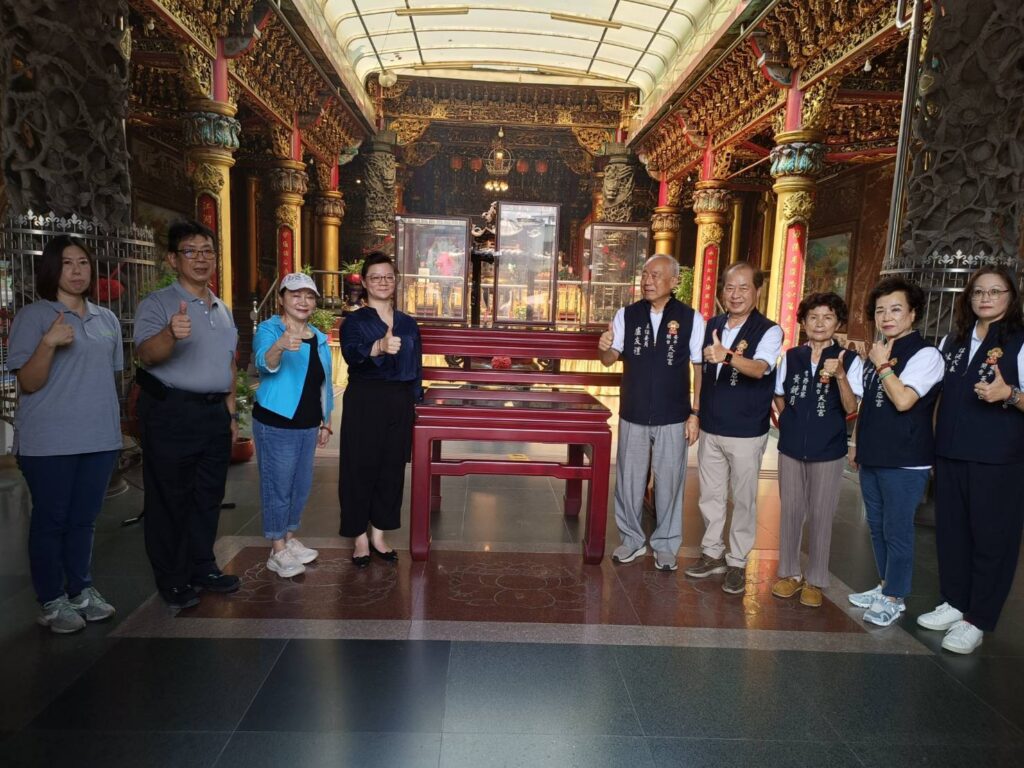 安平開台天后宮獲贈紅木「頂下桌」神明桌