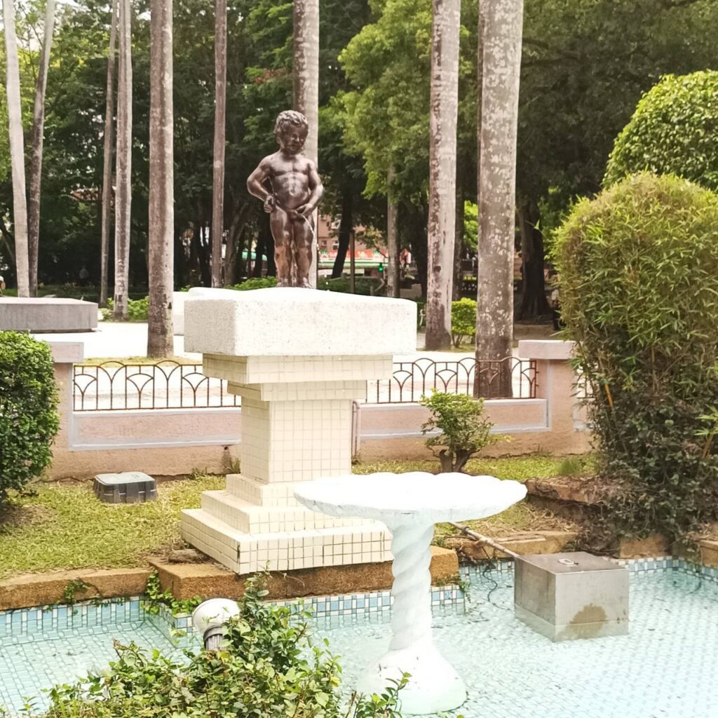 嘉義公園尿尿小童穿棒球新衣　「有事青年」超有創意串聯棒球魂與城市記憶