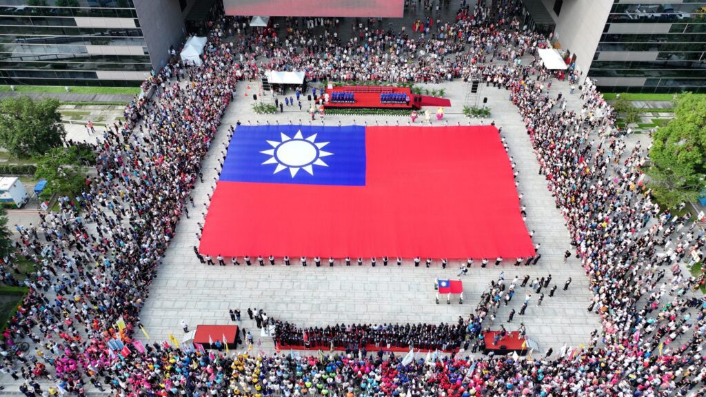 中市府國慶升旗2.3萬人次擠爆府前廣場、紀念物秒殺　盧市長：七年辛勤耕耘迎市政豐收！