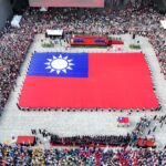 中市府國慶升旗2.3萬人次擠爆府前廣場、紀念物秒殺　盧市長：七年辛勤耕耘迎市政豐收！