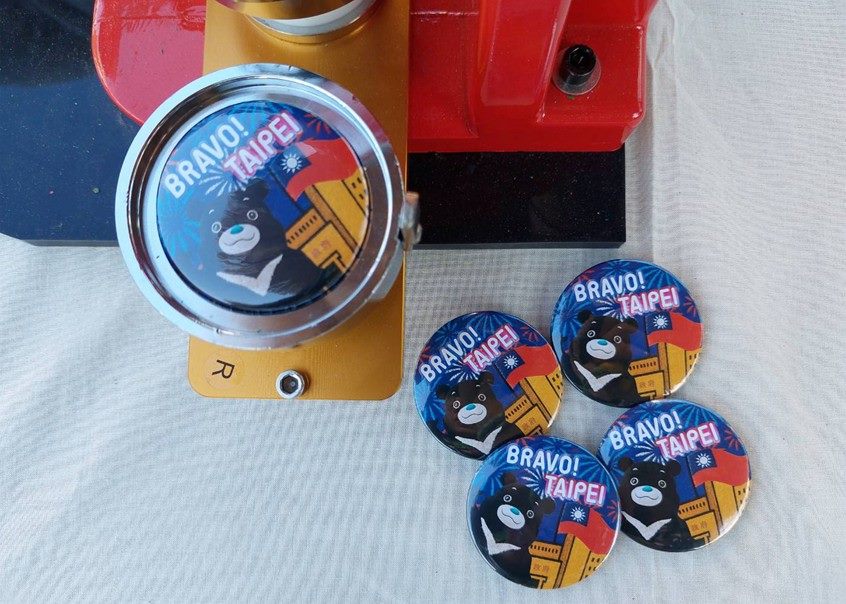 6公尺高熊讚穿國慶新裝！-限時打卡兌換「國慶限定徽章」