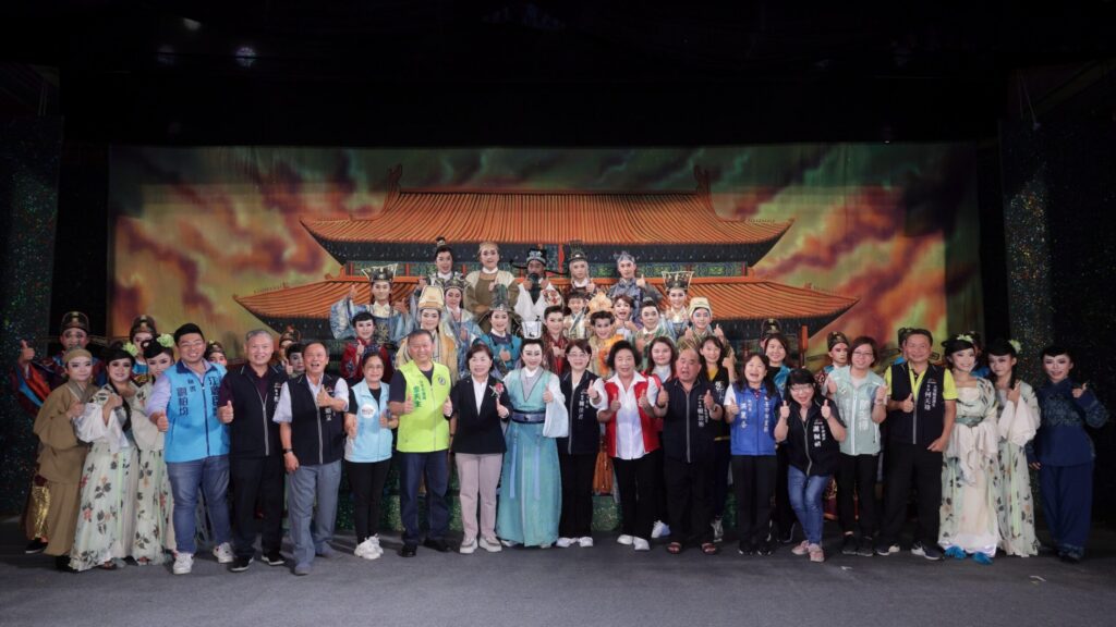 《曹國舅》吸引近5000人共度雙十節！　「台中傳藝巡演」明華園總團大里精彩演出