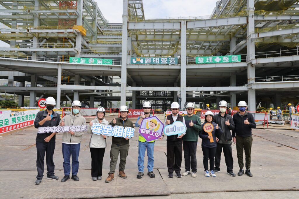 與「超認真少年」用創意守護職場安全　中市府登上youtuber界金鐘舞台