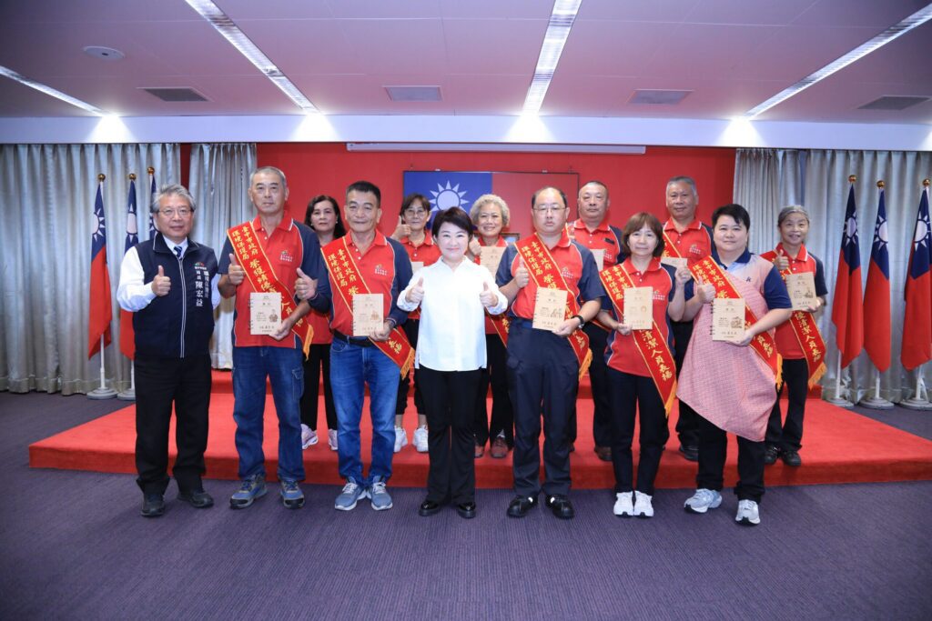 歡慶清潔隊員節！-盧市長表揚中市績優清潔隊員