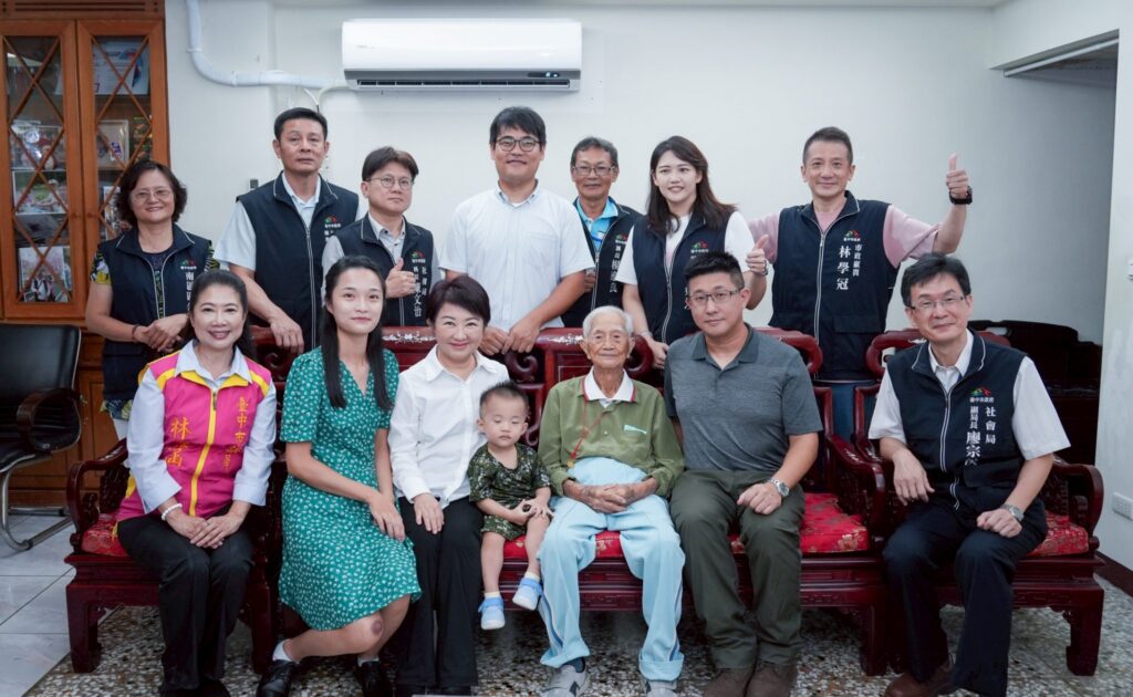 賴總統訪台中百歲人瑞 盧市長陪同話家常、致贈萬元敬老禮金