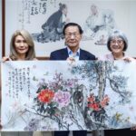 加拿大淡江校友會贈畫母校75週年　談往事　葛煥昭校長、崔麗心驚喜認親