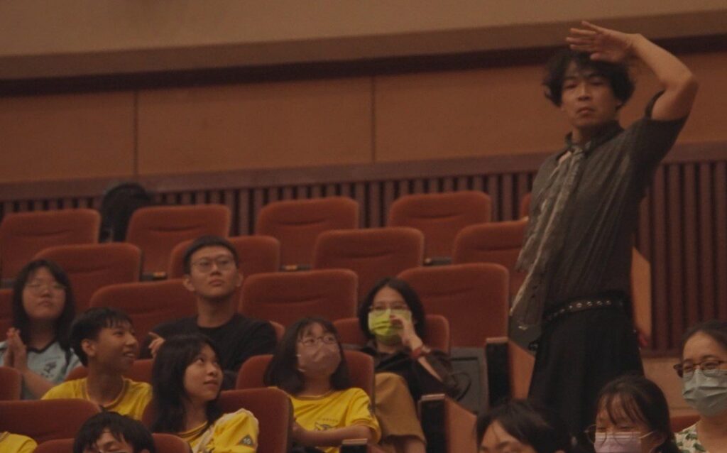 ai、馬戲、舞蹈的《青春模擬器》　屯藝中心沉浸式劇場開啟青春與記憶對話