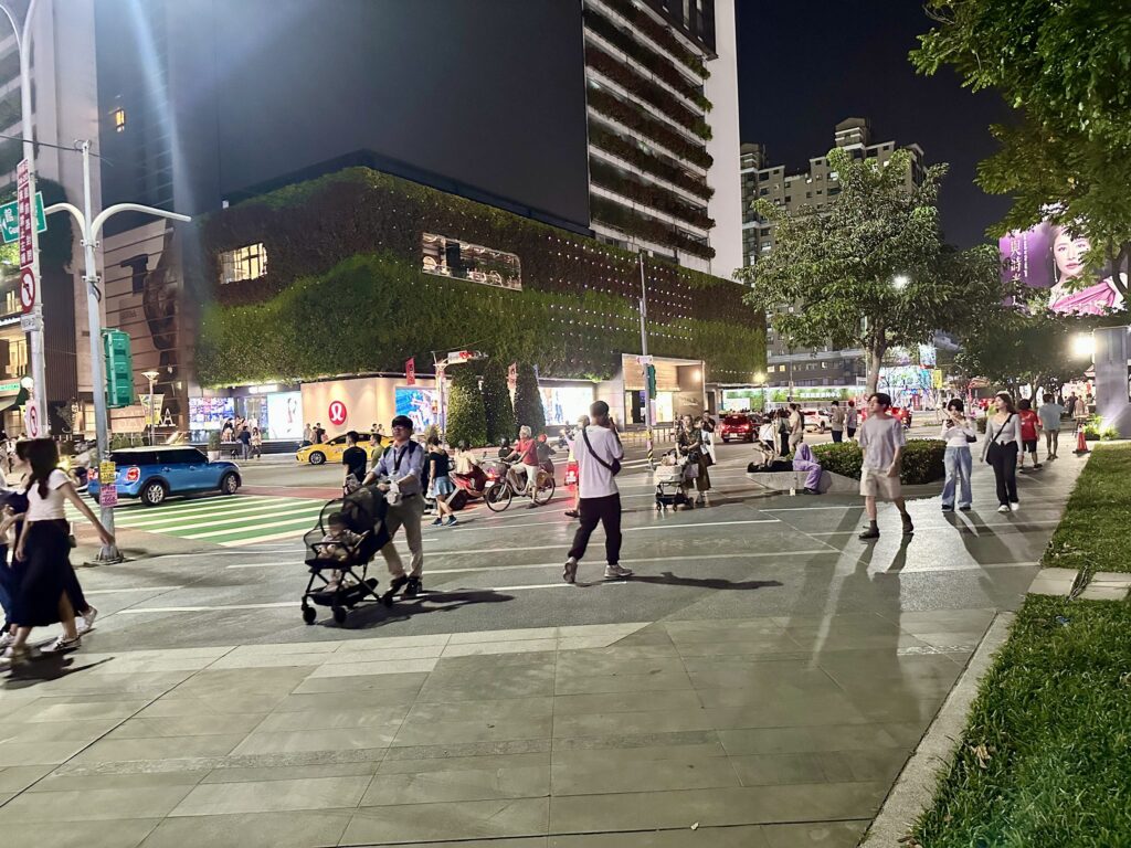 市民「有感」升級！　台中市民廣場步道優化更順暢、夜間更安全-民眾主動致謝市府貼心