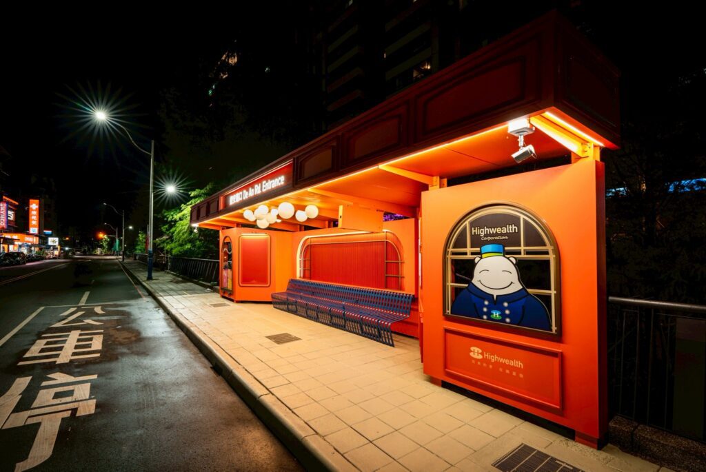 城市美學新亮點　基隆橘色球燈候車亭亮相