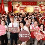 許縣長主持南投集團婚禮　贈送土地公金戒指祝福30對新人長久幸福