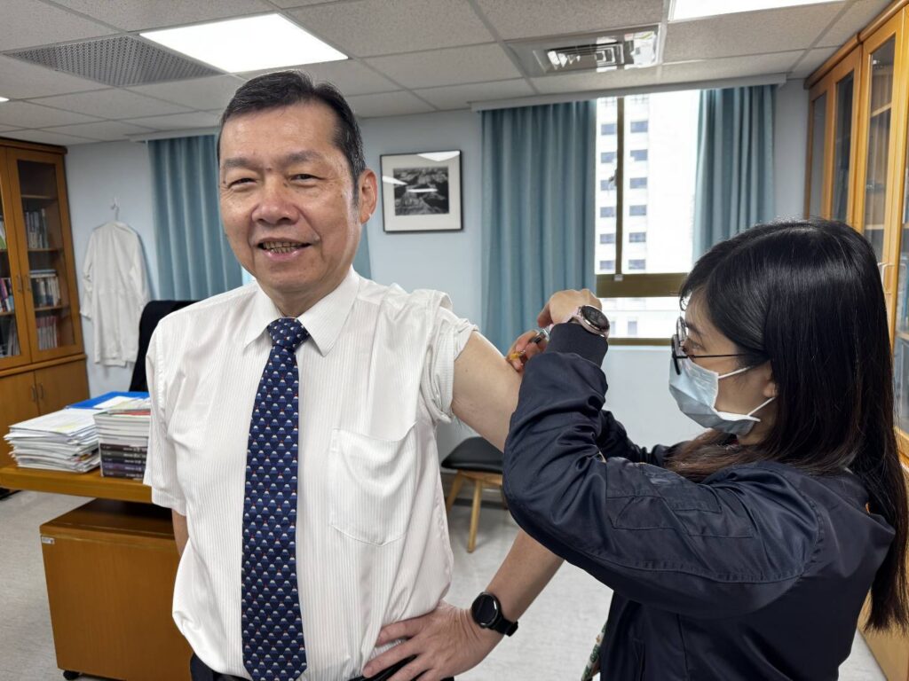 南市各醫療院所院長率先接種疫苗-推獎勵措施　齊心共築防疫防線