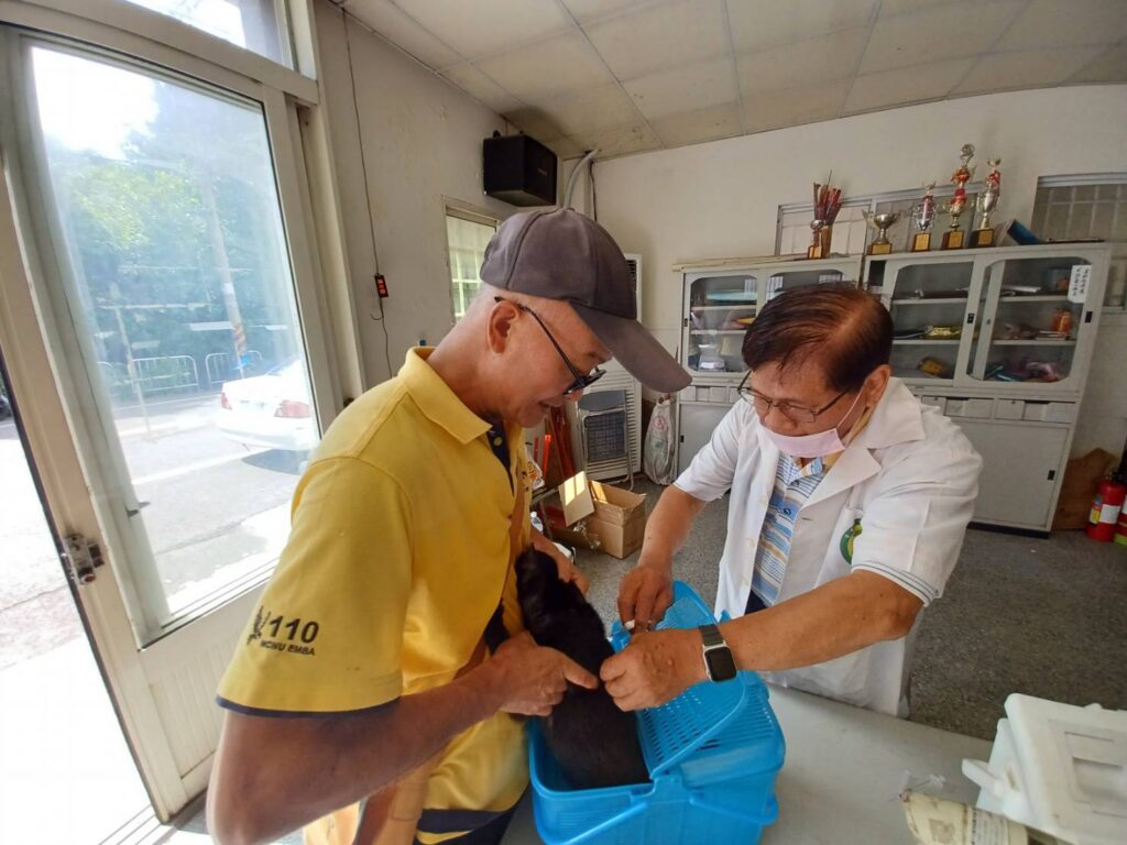 中市11-12月巡迴注射活動開跑！-　動保處免費為毛小孩注射狂犬病疫苗