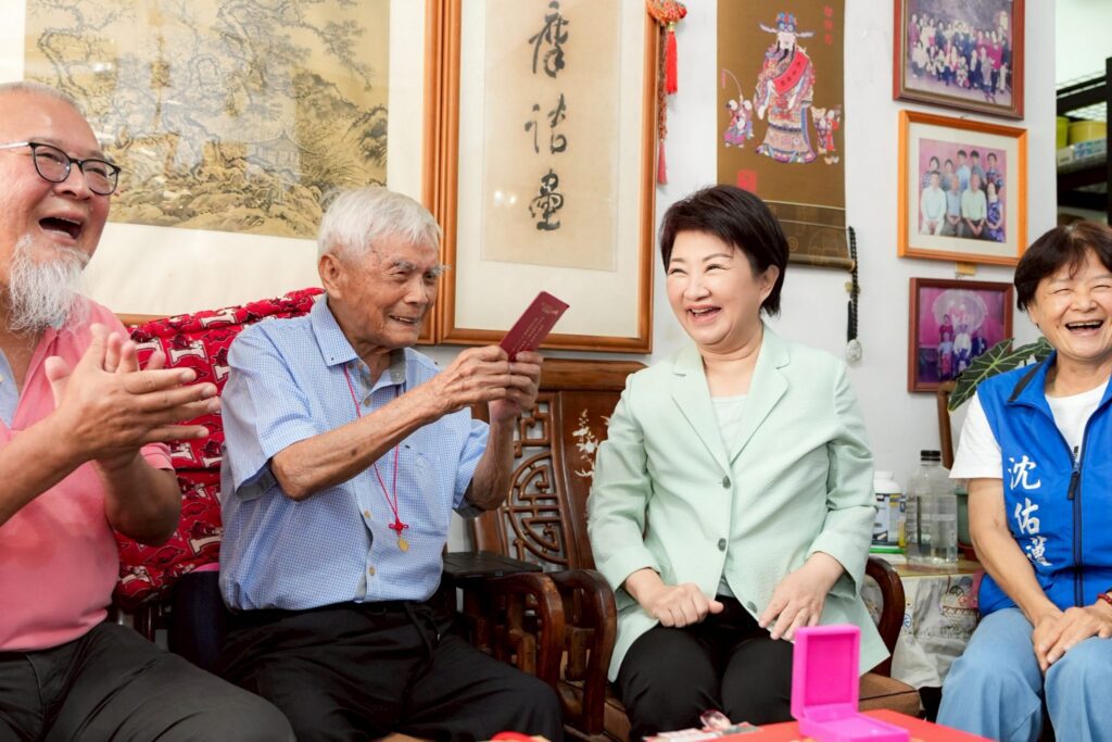 盧市長拜訪北屯區百歲人瑞　話家常獻重陽祝福