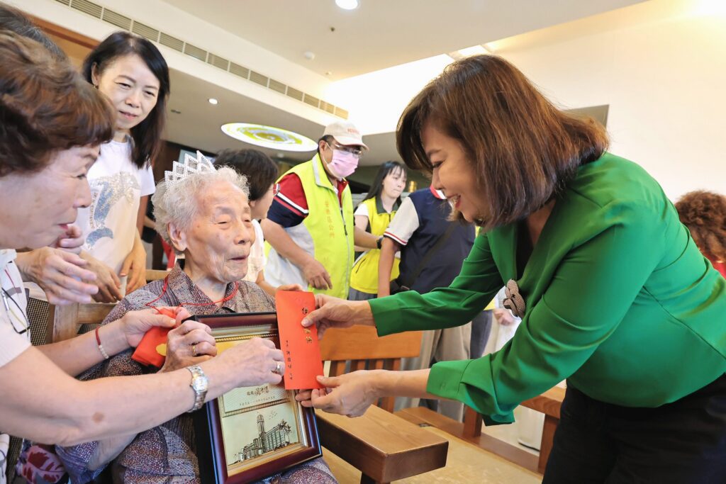 重陽敬老傳遞溫情　邱佩琳親送祝福探視3位百歲人瑞