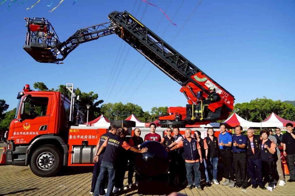 關渡宮豪捐2850萬雲梯車並助花蓮重建　蔣萬安親謝義舉