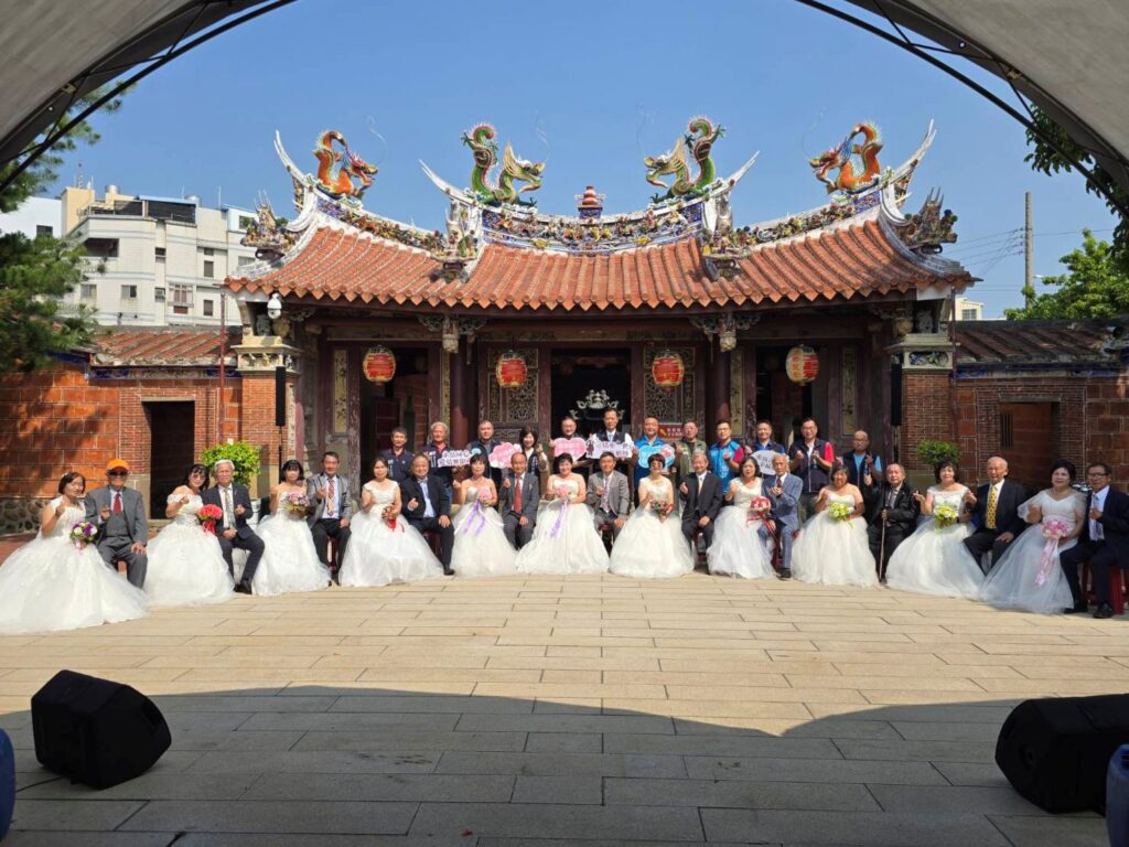 大甲百年文昌祠化身幸福舞台　12對銀髮夫妻重溫婚紗夢-鄭副市長讚許最美家庭典範