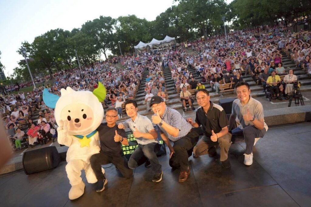 蔣萬安大安公園開金嗓 與市民重溫民歌美好歲月