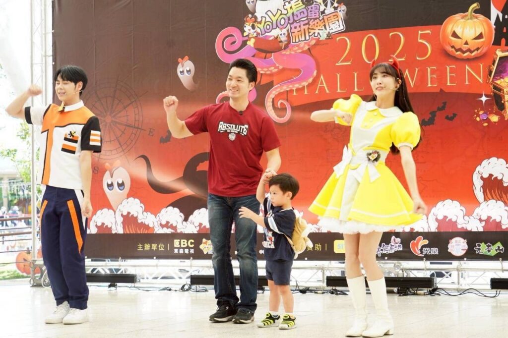 蔣萬安牽三寶現身yoyo搗蛋新樂園　與大小朋友互動同樂