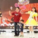 蔣萬安牽三寶現身yoyo搗蛋新樂園　與大小朋友互動同樂