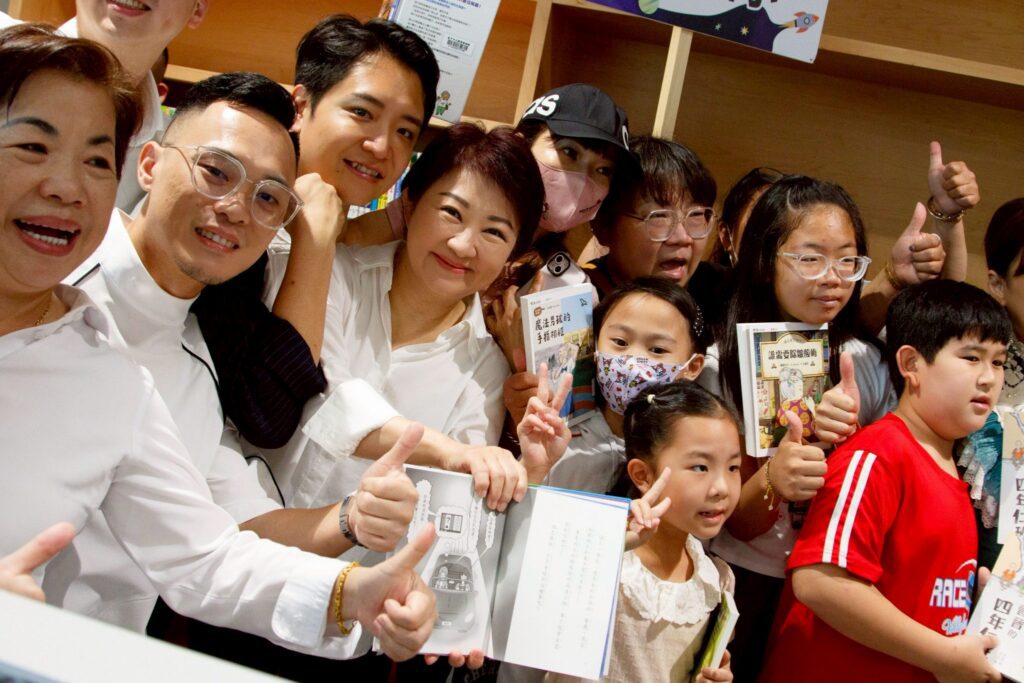 綠美圖「閱讀台中隊」-開啟總館新篇章！-　盧秀燕與市民接力-「上架新書」：迎接世界級圖書館