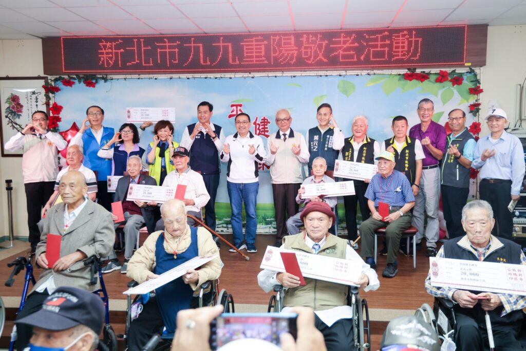 重陽前夕　侯友宜關懷板橋榮民之家長者　祝百歲人瑞佳節愉快