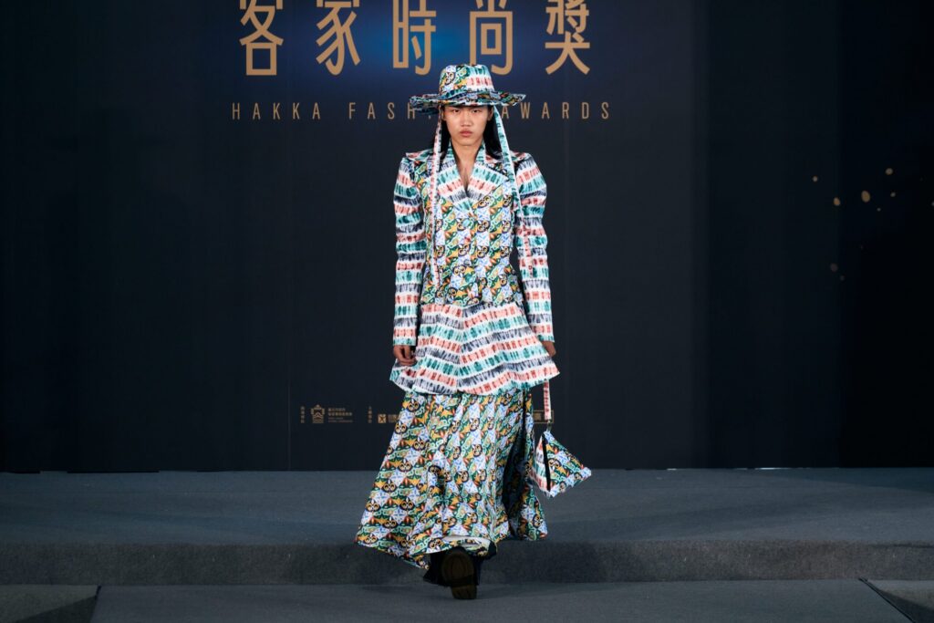 客家文化不只藍衫！永續時尚服飾展顛覆印象　展現設計與環保的跨界對話